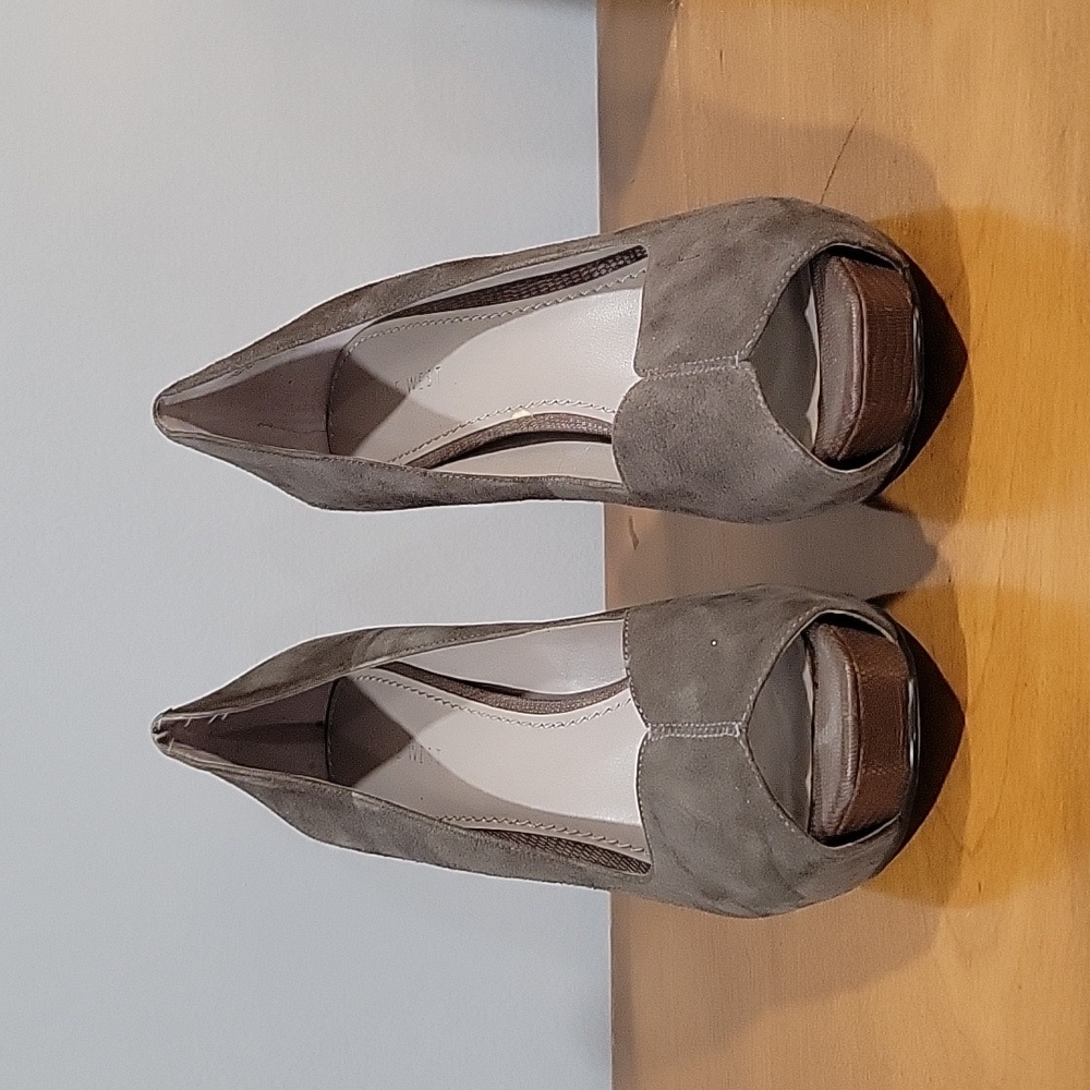 Nine West size 9 peep toe suede pumps